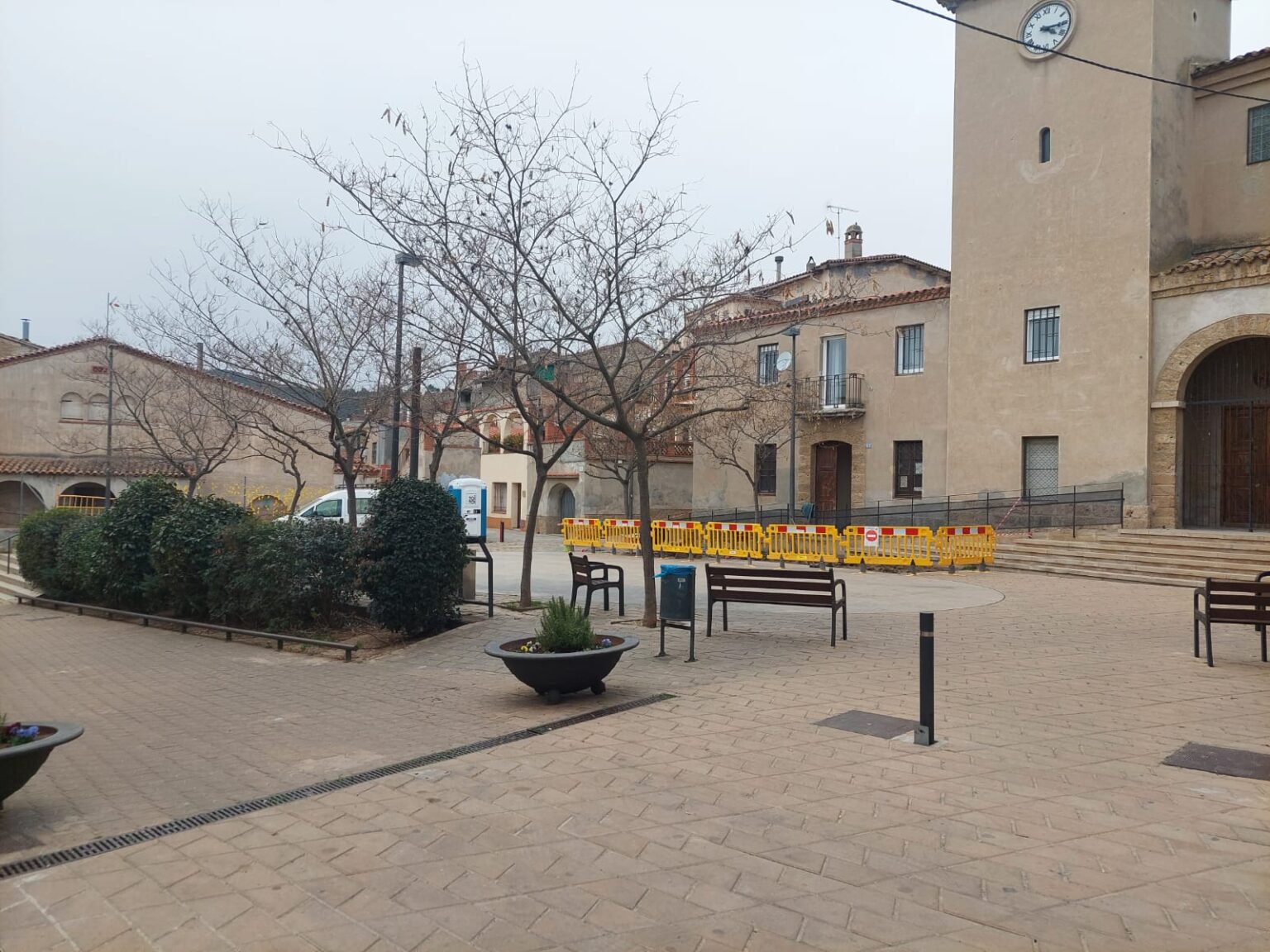 Comencen les obres de millora de la plaça de l’Església i del carrer de les Escoles de Vallbona