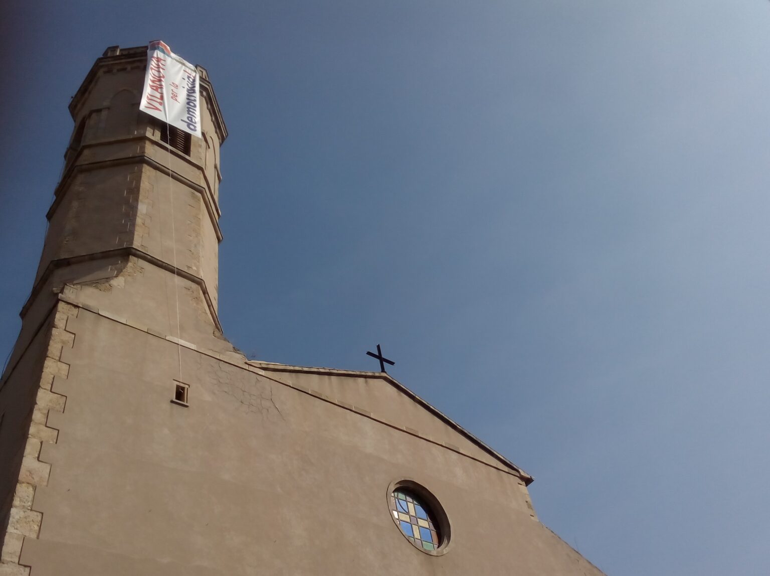 Polèmica a Vilanova del Camí per una pancarta a l’església de Sant Hilari