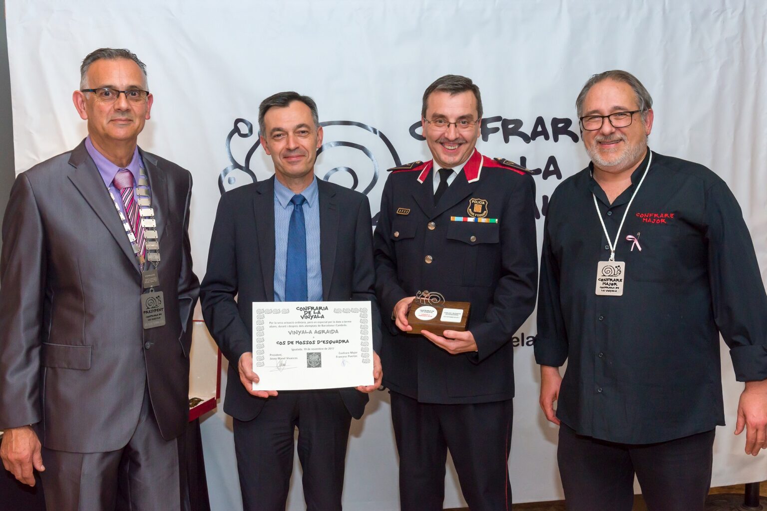 Els Mossos d’Esquadra reben la vinyala agraïda