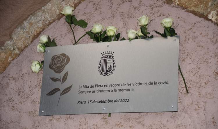 Piera ret homenatge a les víctimes de la Covid-19