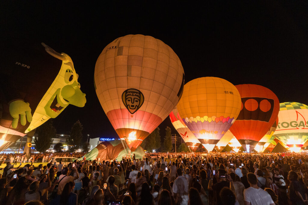 El públic viu l’European Balloon Festival malgrat la cancel·lació dels vols