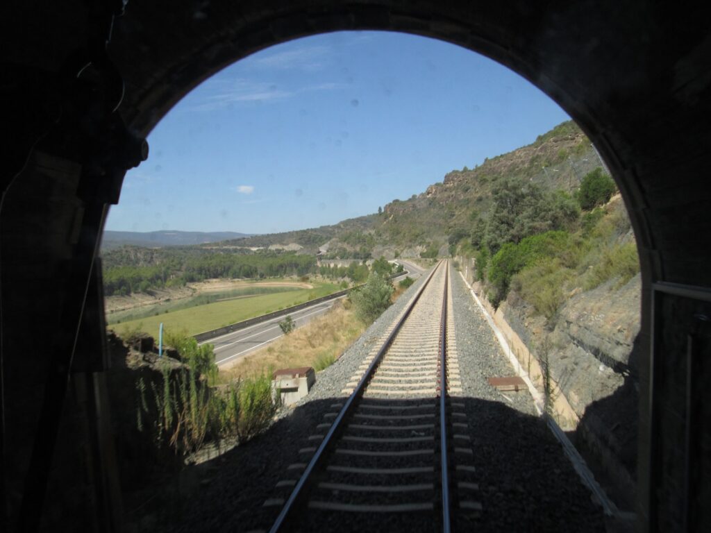 Aigües, vies i forats