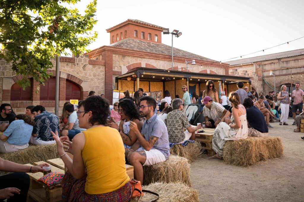 Milers de persones estrenen La Modernada a l’antic Escorxador d’Igualada