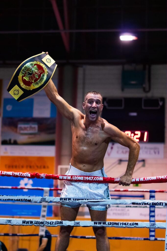 Adrián Cepeda s’endú el cinturó Proam OMKE i arrodoneix una gran actuació del Furio Jol Vilanova del Camí a Vilafranca