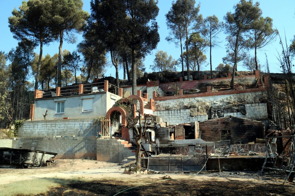 Veïns de Les Garrigues tornen a casa després de l’incendi: «És un miracle. La casa s’ha salvat»