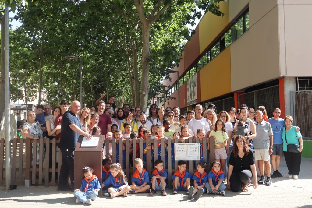 Alumnes de l’escola Marta Mata fan realitat el seu projecte de cartells inclusius