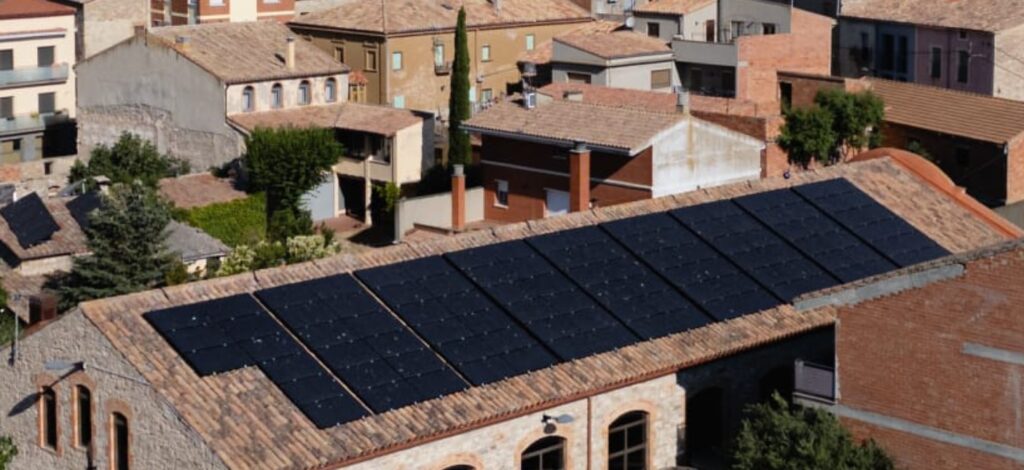 Sant Martí Sesgueioles instal·la plaques solars a «La Fàbrica»